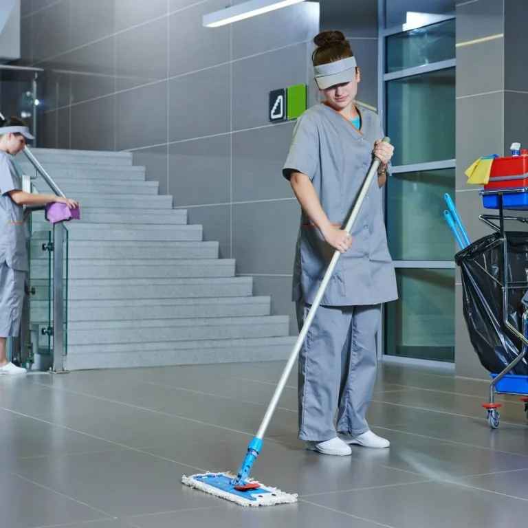 Reinigungskraft bei der Treppenhausreinigung