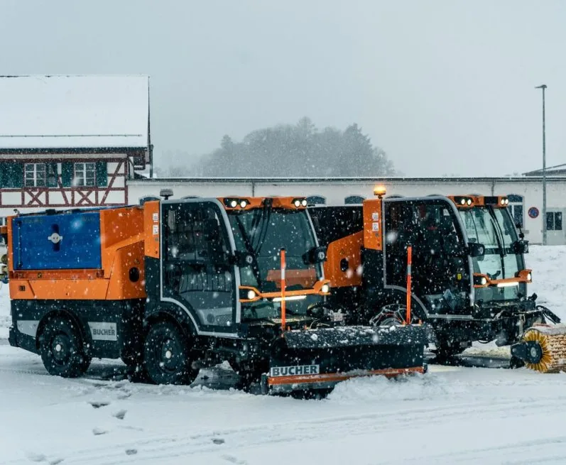 Räumfahrzeuge im Winterdienst-Einsatz bei Schneefall